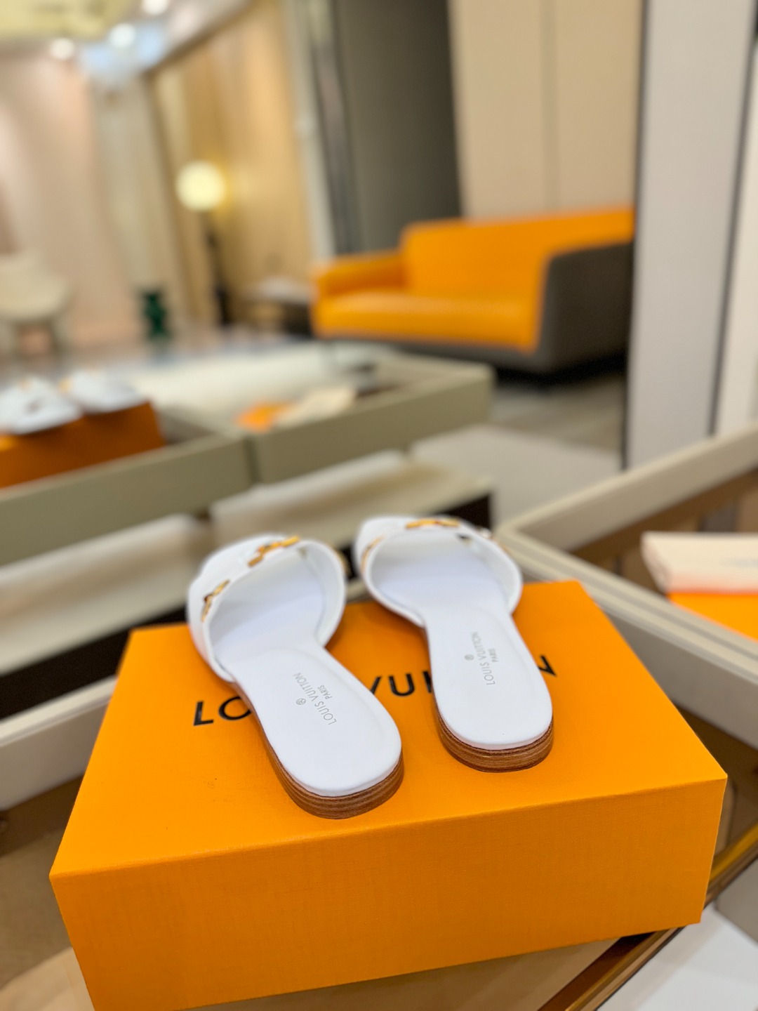 L✔️家 春夏款专柜走秀官网系列、同步更新、完美楦型+大V扣电镀两层设计、再现经典、工艺及其复杂、走路不