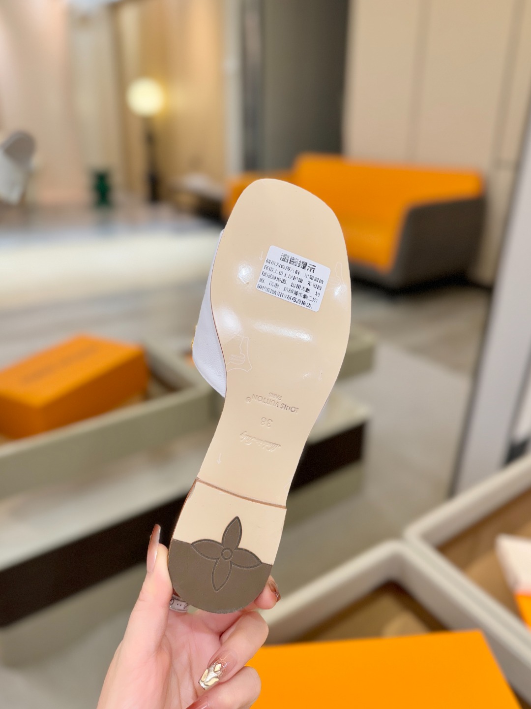 L✔️家 春夏款专柜走秀官网系列、同步更新、完美楦型+大V扣电镀两层设计、再现经典、工艺及其复杂、走路不