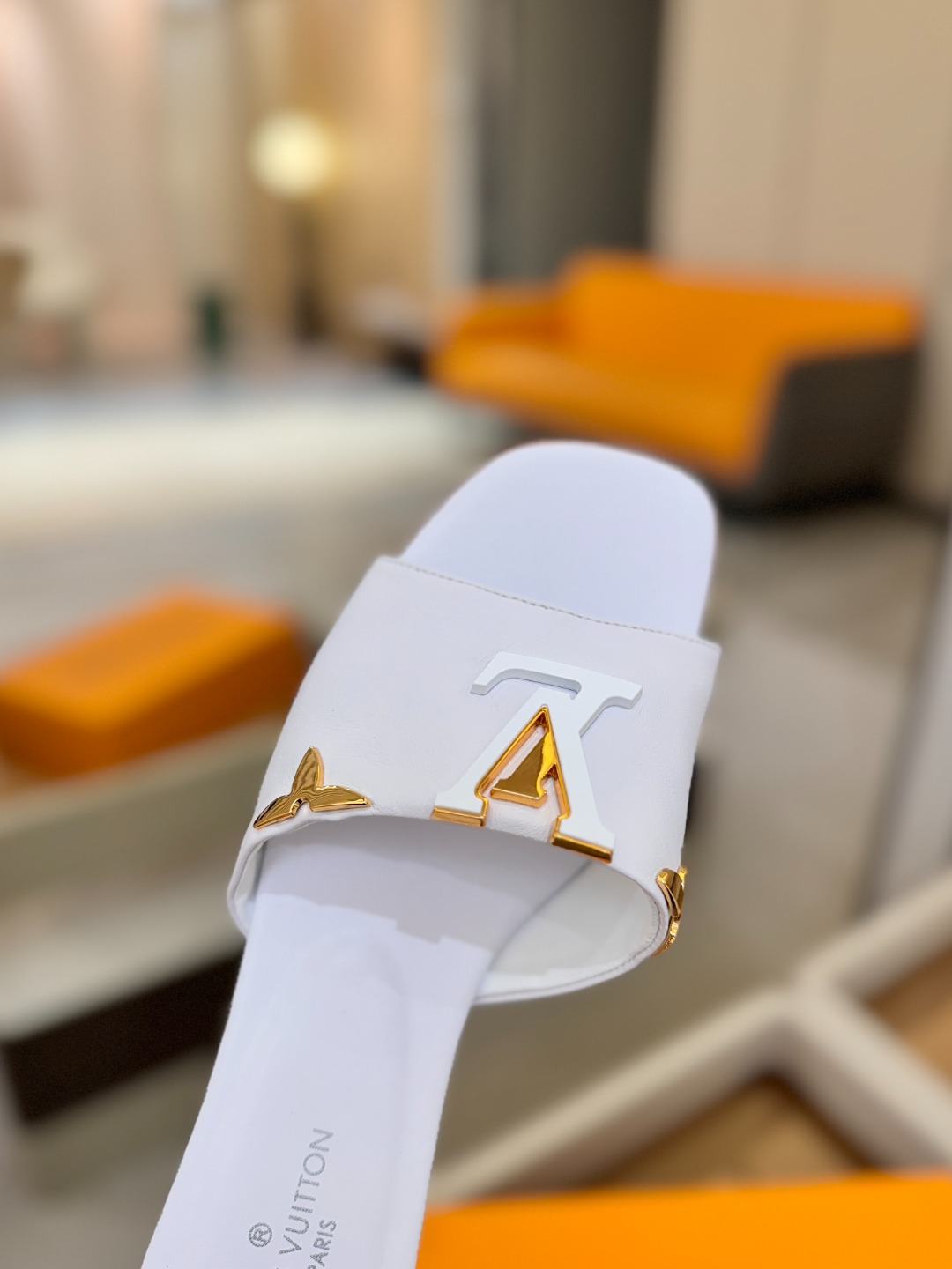 L✔️家 春夏款专柜走秀官网系列、同步更新、完美楦型+大V扣电镀两层设计、再现经典、工艺及其复杂、走路不