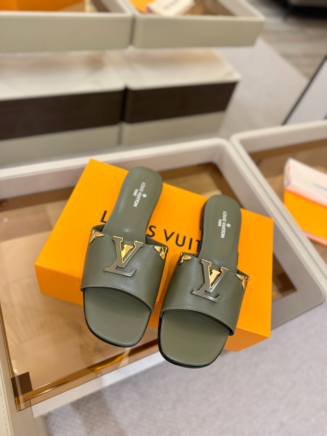 L✔️家 春夏款专柜走秀官网系列、同步更新、完美楦型+大V扣电镀两层设计、再现经典、工艺及其复杂、走路不