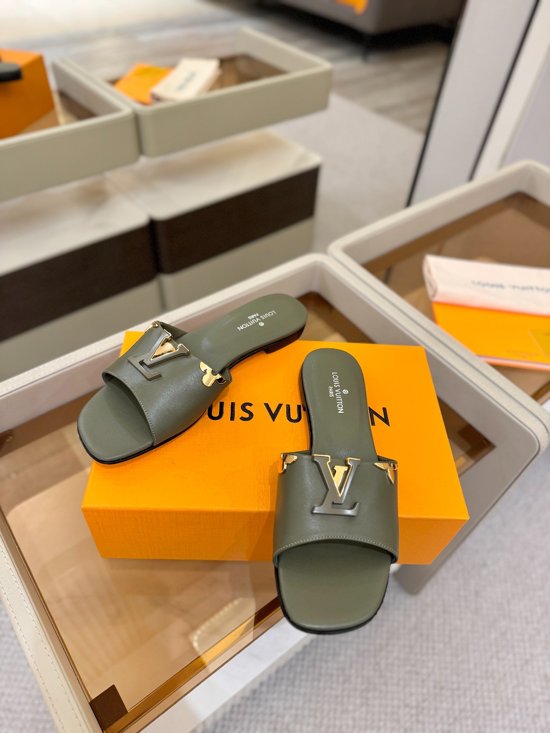 L✔️家 春夏款专柜走秀官网系列、同步更新、完美楦型+大V扣电镀两层设计、再现经典、工艺及其复杂、走路不