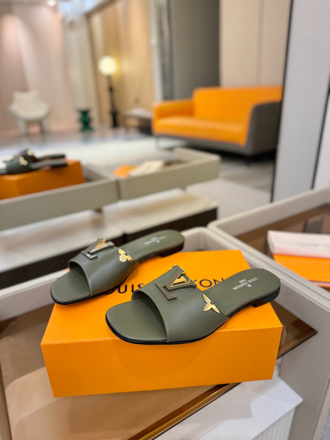 L✔️家 春夏款专柜走秀官网系列、同步更新、完美楦型+大V扣电镀两层设计、再现经典、工艺及其复杂、走路不