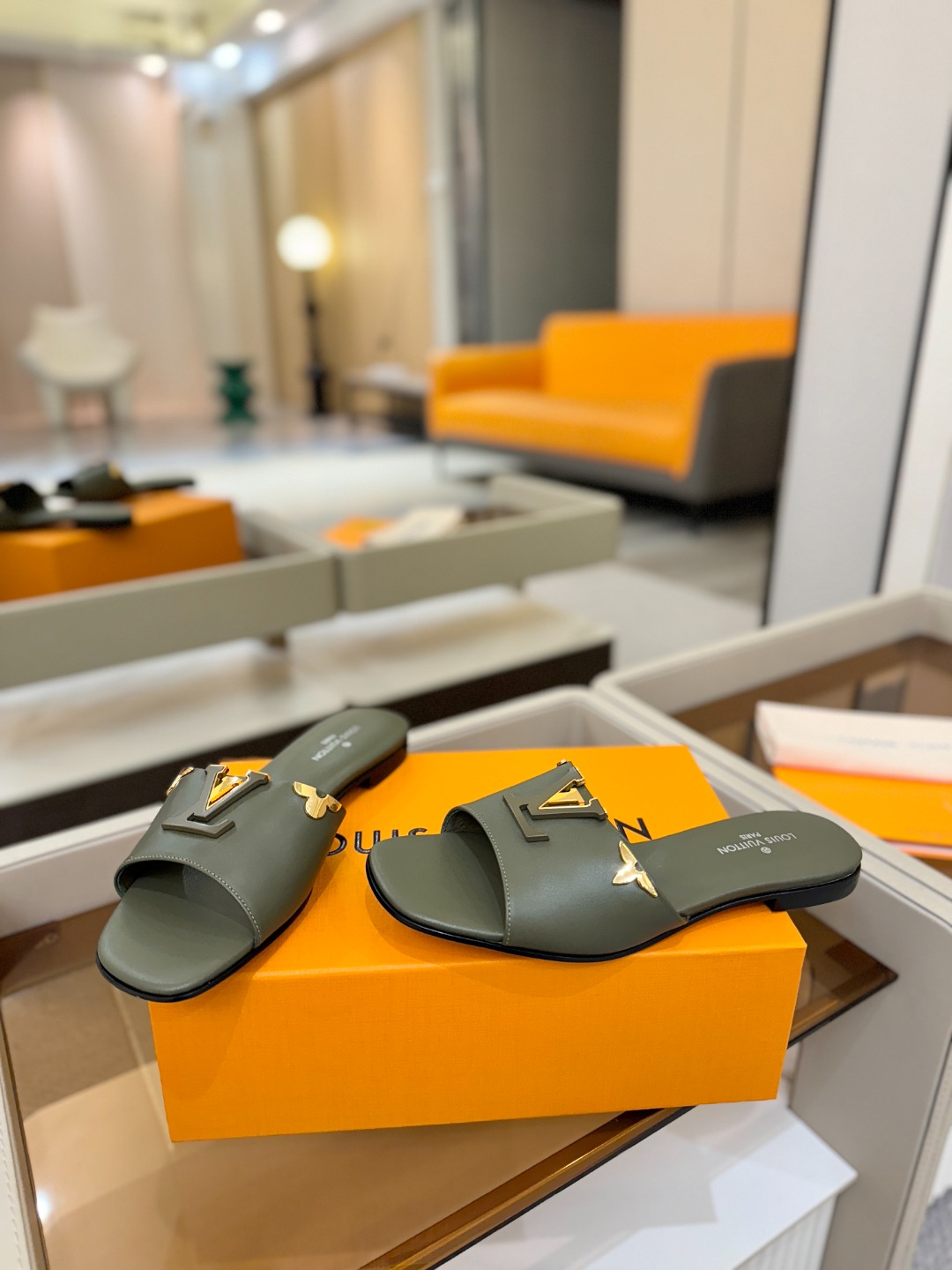 L✔️家 春夏款专柜走秀官网系列、同步更新、完美楦型+大V扣电镀两层设计、再现经典、工艺及其复杂、走路不