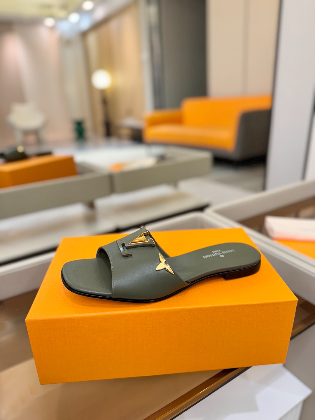 L✔️家 春夏款专柜走秀官网系列、同步更新、完美楦型+大V扣电镀两层设计、再现经典、工艺及其复杂、走路不