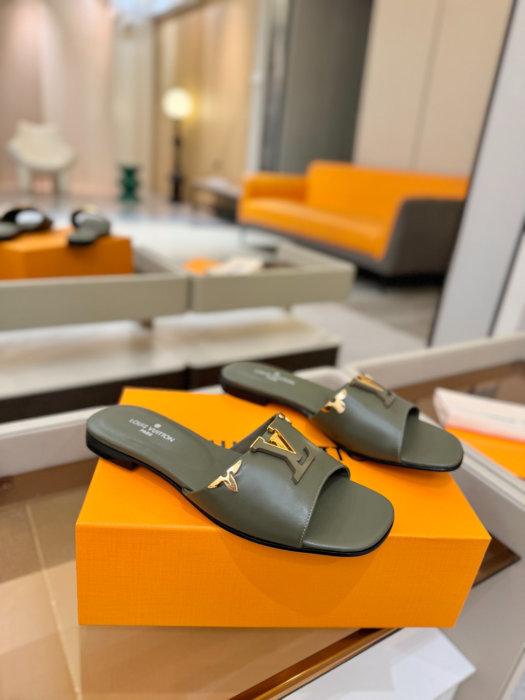 L✔️家 春夏款专柜走秀官网系列、同步更新、完美楦型+大V扣电镀两层设计、再现经典、工艺及其复杂、走路不