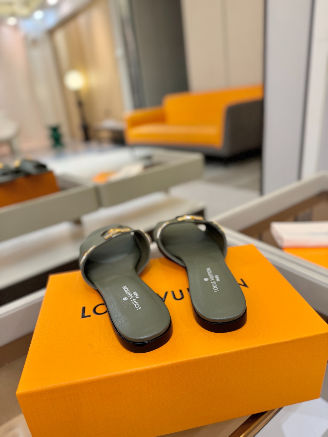 L✔️家 春夏款专柜走秀官网系列、同步更新、完美楦型+大V扣电镀两层设计、再现经典、工艺及其复杂、走路不