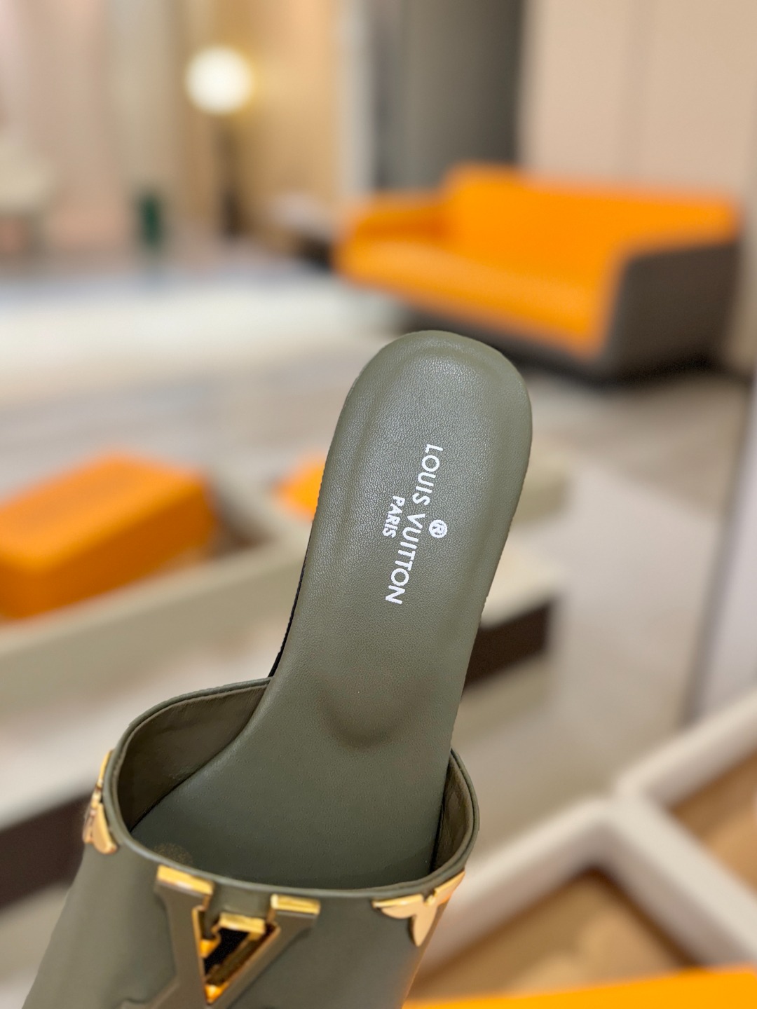 L✔️家 春夏款专柜走秀官网系列、同步更新、完美楦型+大V扣电镀两层设计、再现经典、工艺及其复杂、走路不