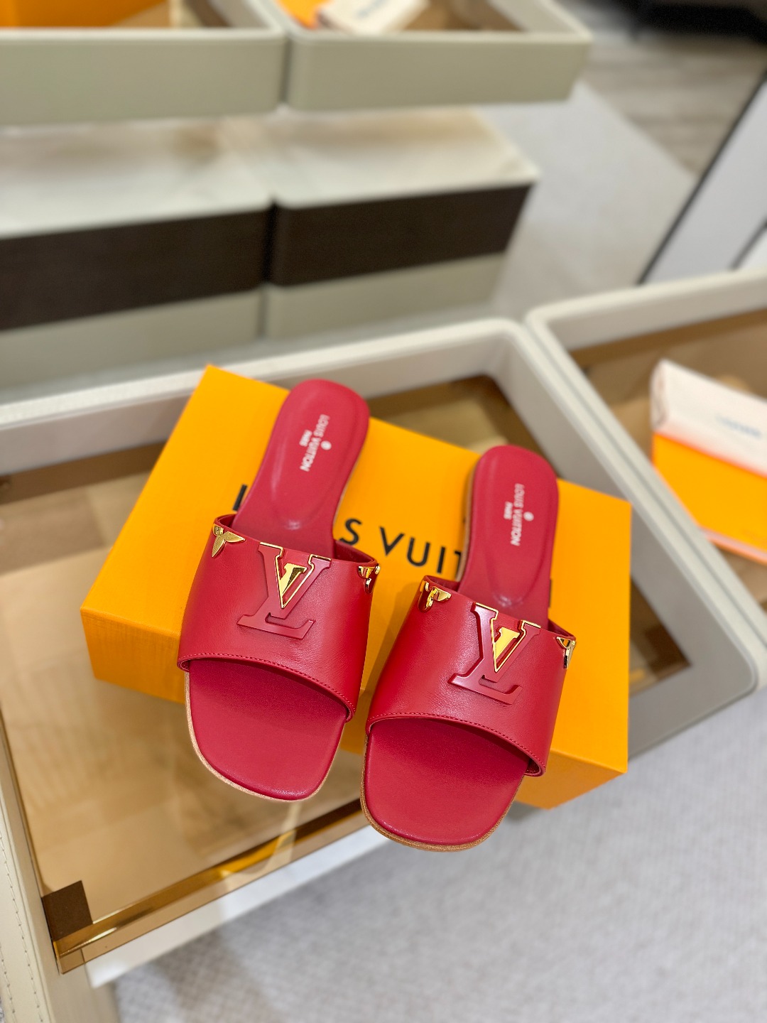 L✔️家 春夏款专柜走秀官网系列、同步更新、完美楦型+大V扣电镀两层设计、再现经典、工艺及其复杂、走路不