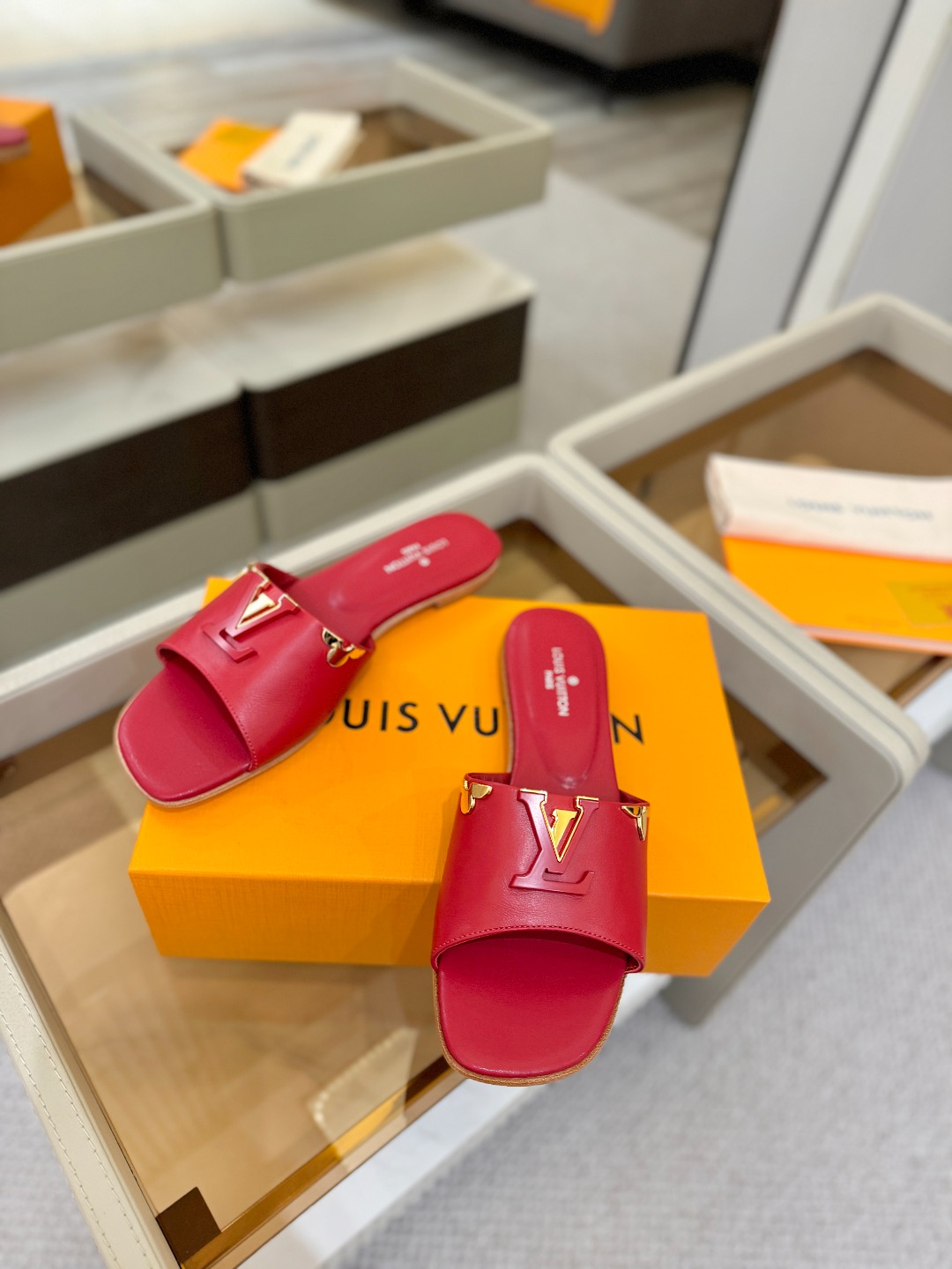 L✔️家 春夏款专柜走秀官网系列、同步更新、完美楦型+大V扣电镀两层设计、再现经典、工艺及其复杂、走路不