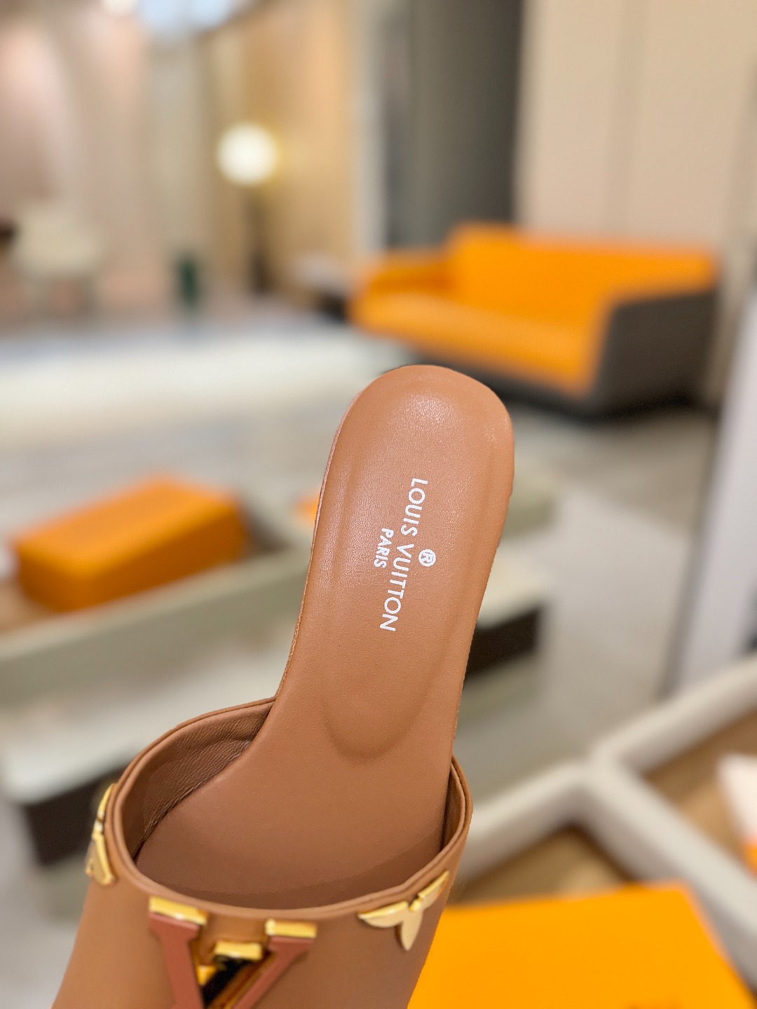 L✔️家 春夏款专柜走秀官网系列、同步更新、完美楦型+大V扣电镀两层设计、再现经典、工艺及其复杂、走路不