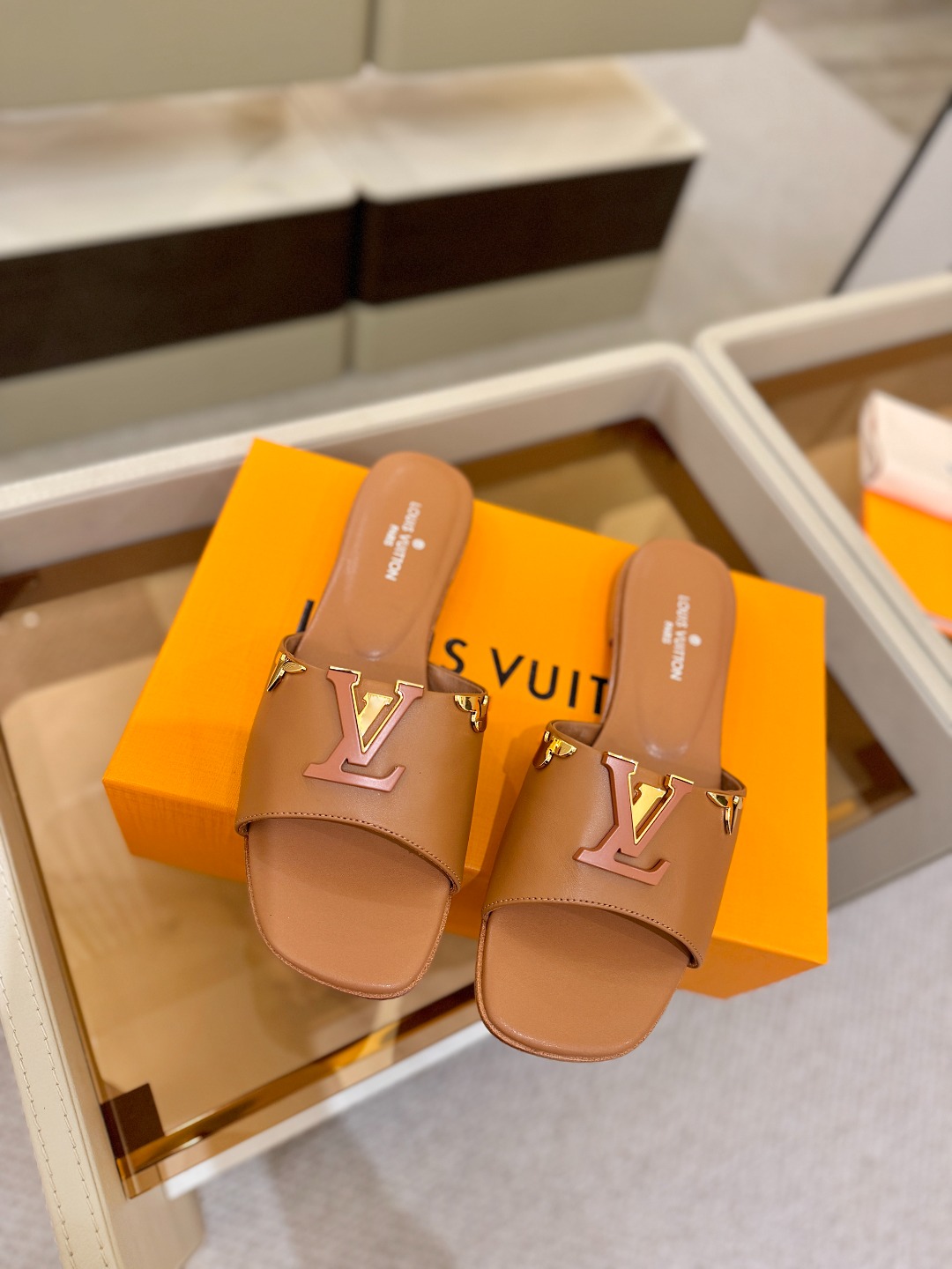 L✔️家 春夏款专柜走秀官网系列、同步更新、完美楦型+大V扣电镀两层设计、再现经典、工艺及其复杂、走路不