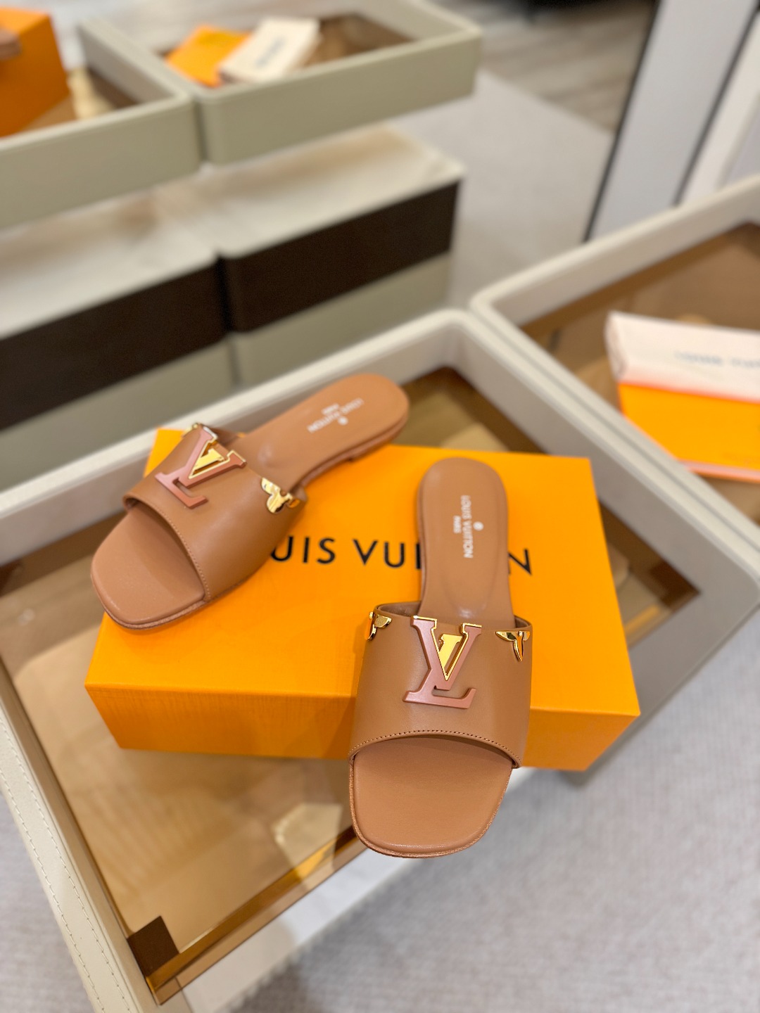 L✔️家 春夏款专柜走秀官网系列、同步更新、完美楦型+大V扣电镀两层设计、再现经典、工艺及其复杂、走路不