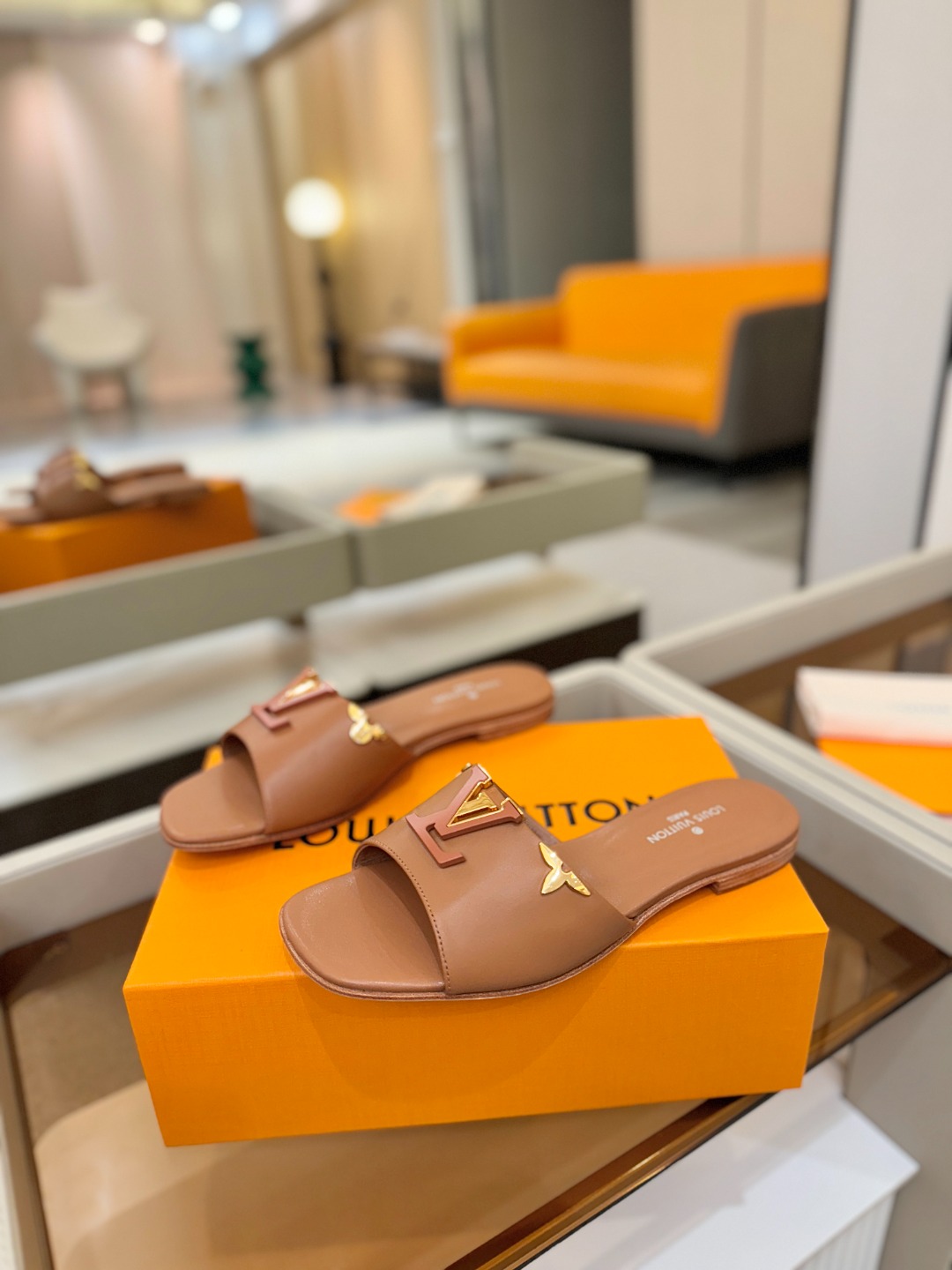 L✔️家 春夏款专柜走秀官网系列、同步更新、完美楦型+大V扣电镀两层设计、再现经典、工艺及其复杂、走路不