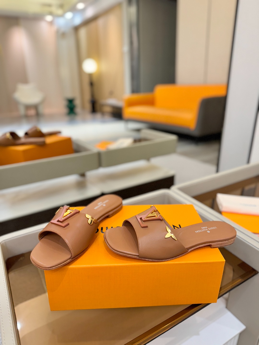 L✔️家 春夏款专柜走秀官网系列、同步更新、完美楦型+大V扣电镀两层设计、再现经典、工艺及其复杂、走路不