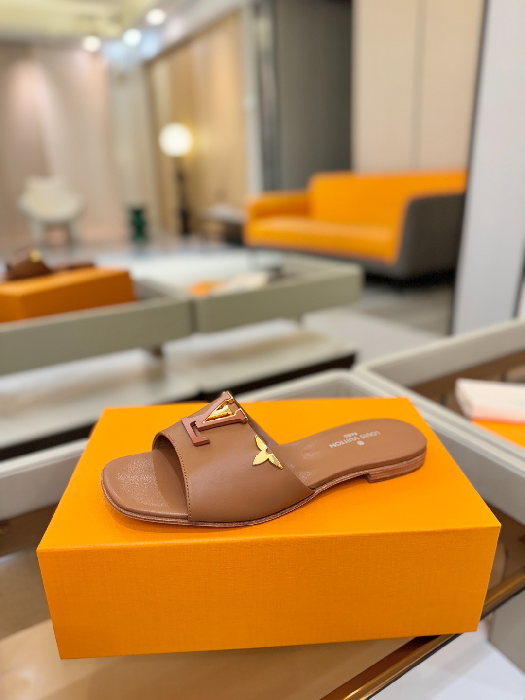 L✔️家 春夏款专柜走秀官网系列、同步更新、完美楦型+大V扣电镀两层设计、再现经典、工艺及其复杂、走路不