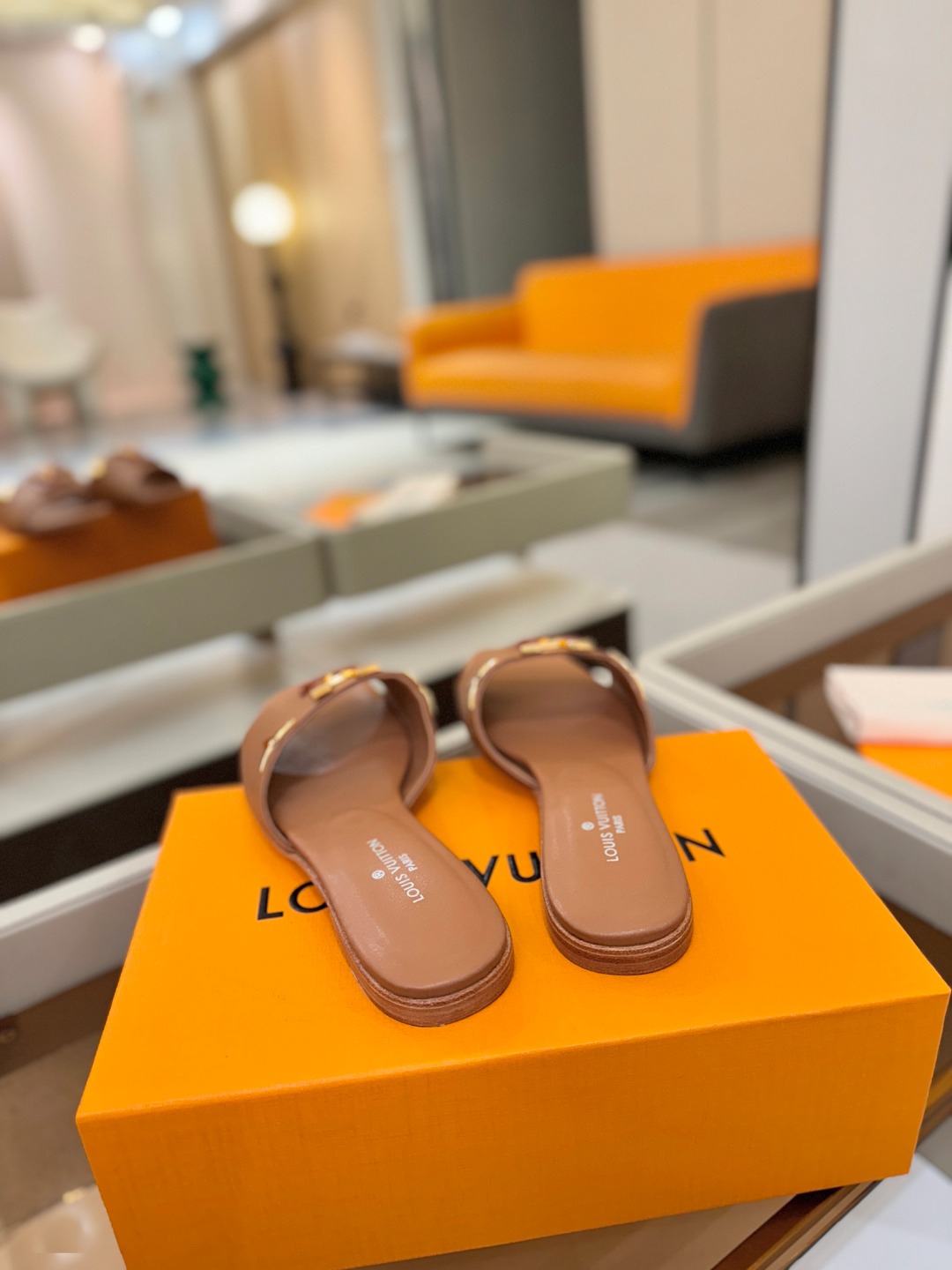 L✔️家 春夏款专柜走秀官网系列、同步更新、完美楦型+大V扣电镀两层设计、再现经典、工艺及其复杂、走路不