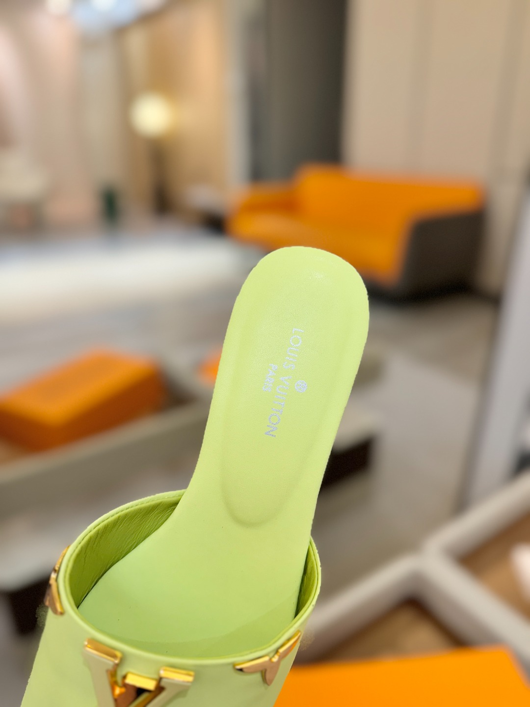 L✔️家 春夏款专柜走秀官网系列、同步更新、完美楦型+大V扣电镀两层设计、再现经典、工艺及其复杂、走路不