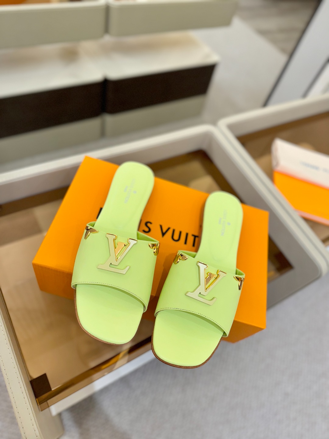 L✔️家 春夏款专柜走秀官网系列、同步更新、完美楦型+大V扣电镀两层设计、再现经典、工艺及其复杂、走路不