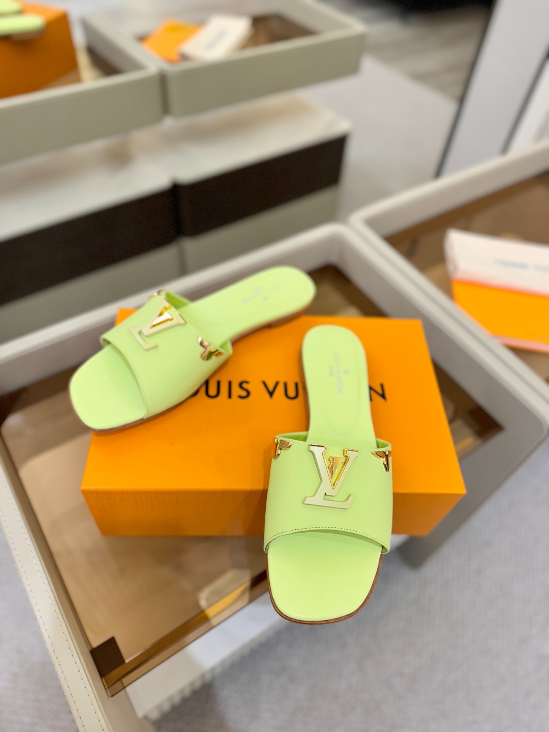 L✔️家 春夏款专柜走秀官网系列、同步更新、完美楦型+大V扣电镀两层设计、再现经典、工艺及其复杂、走路不