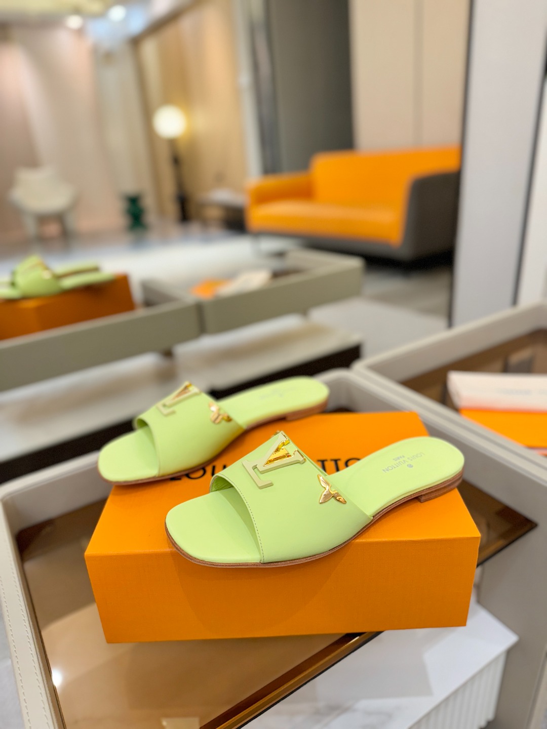 L✔️家 春夏款专柜走秀官网系列、同步更新、完美楦型+大V扣电镀两层设计、再现经典、工艺及其复杂、走路不