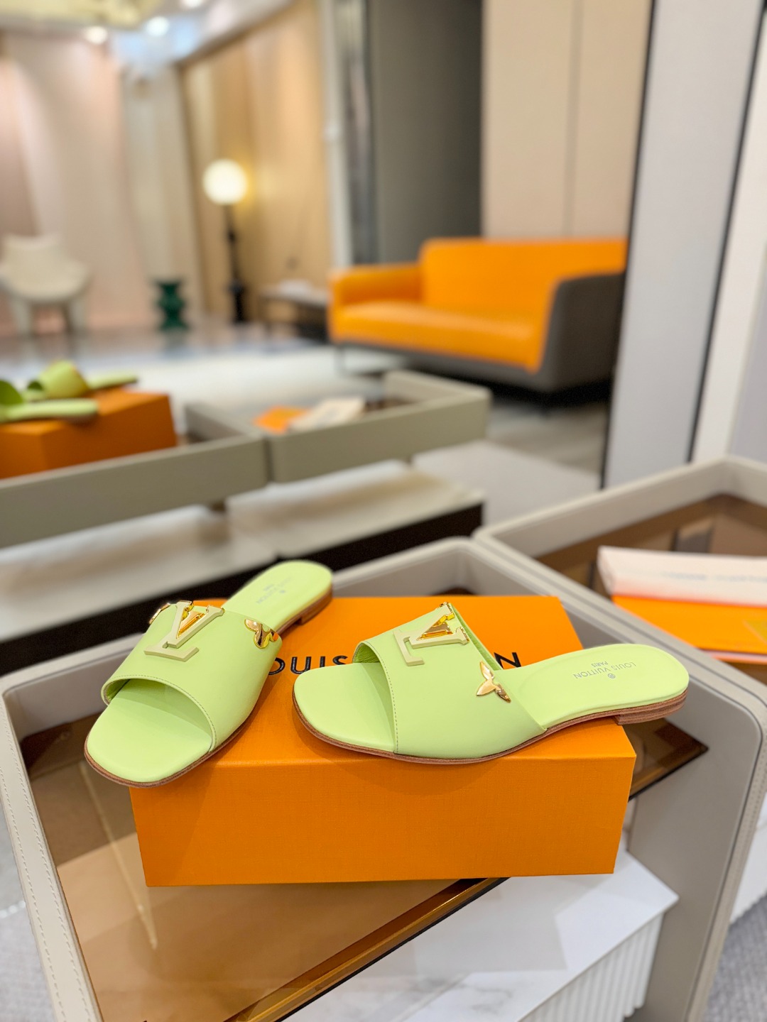 L✔️家 春夏款专柜走秀官网系列、同步更新、完美楦型+大V扣电镀两层设计、再现经典、工艺及其复杂、走路不