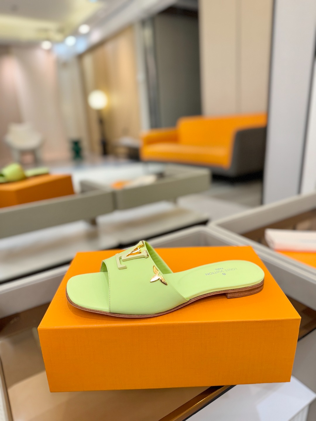 L✔️家 春夏款专柜走秀官网系列、同步更新、完美楦型+大V扣电镀两层设计、再现经典、工艺及其复杂、走路不