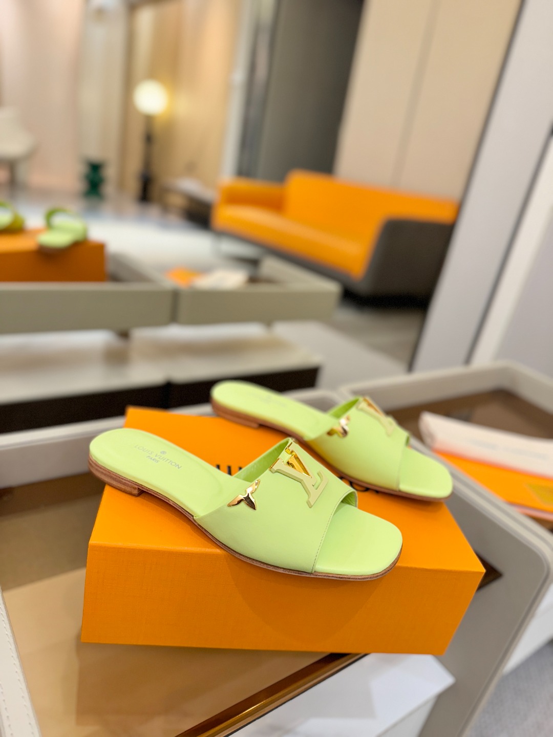 L✔️家 春夏款专柜走秀官网系列、同步更新、完美楦型+大V扣电镀两层设计、再现经典、工艺及其复杂、走路不