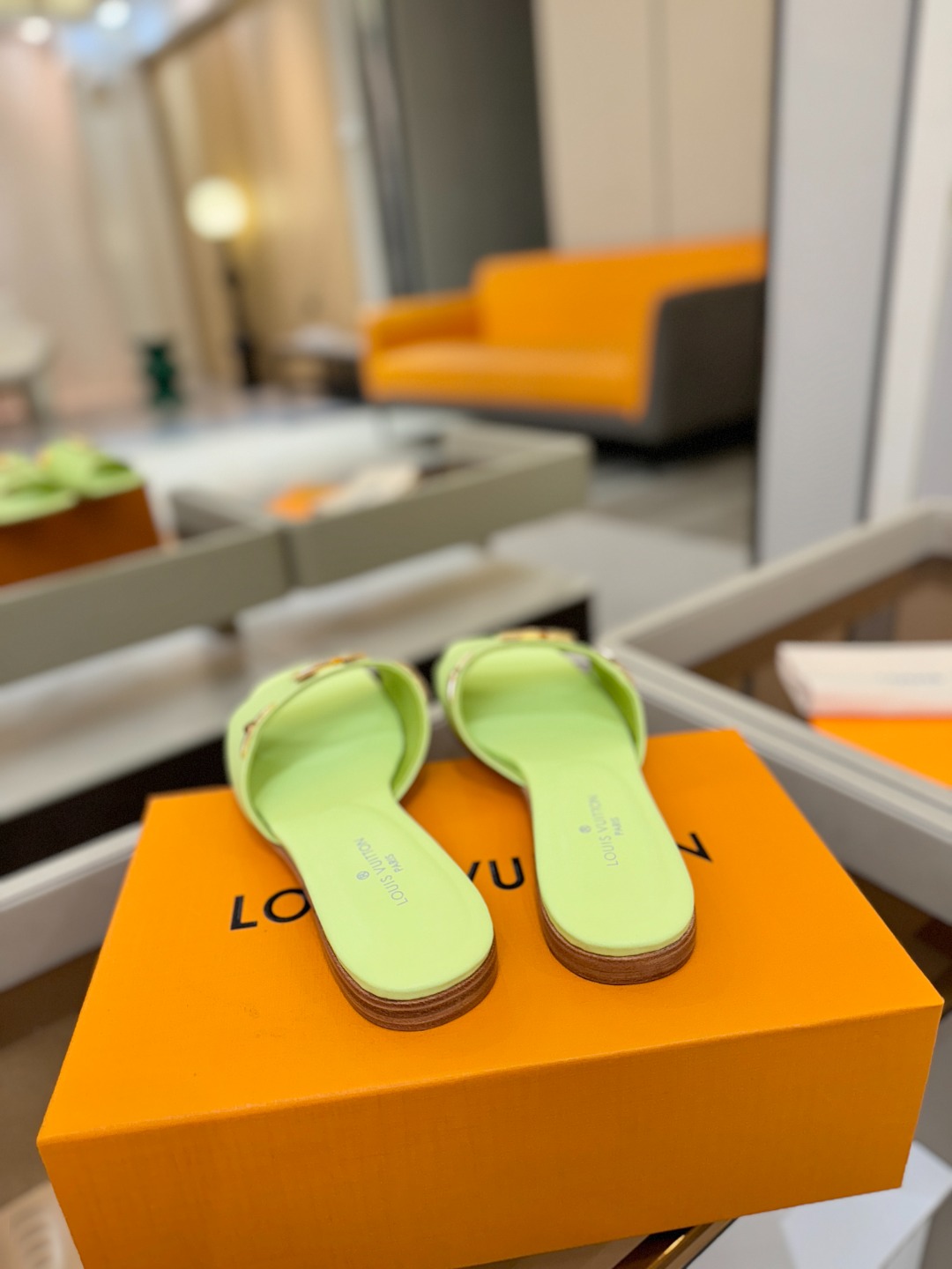 L✔️家 春夏款专柜走秀官网系列、同步更新、完美楦型+大V扣电镀两层设计、再现经典、工艺及其复杂、走路不