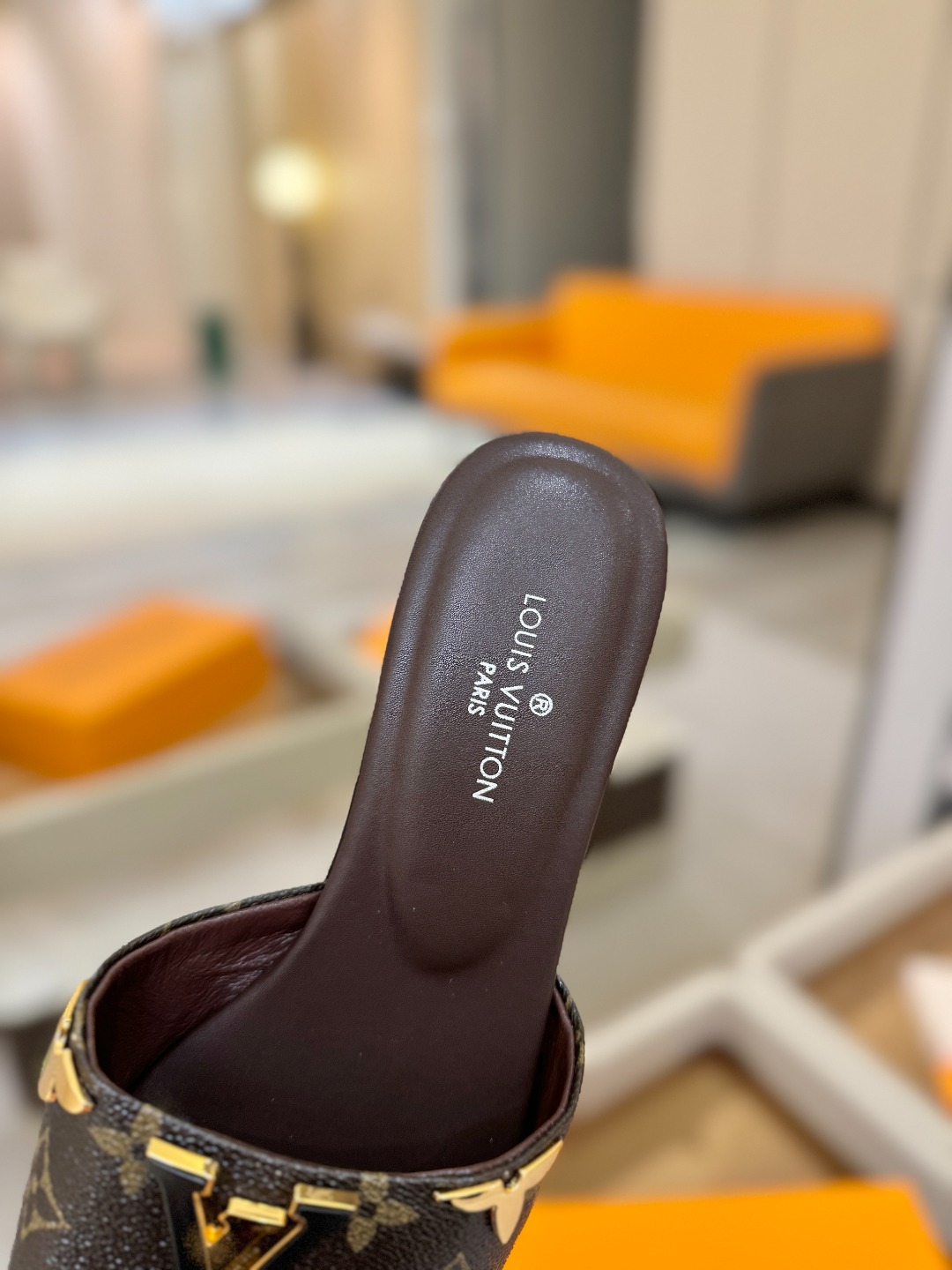 L✔️家 春夏款专柜走秀官网系列、同步更新、完美楦型+大V扣电镀两层设计、再现经典、工艺及其复杂、走路不