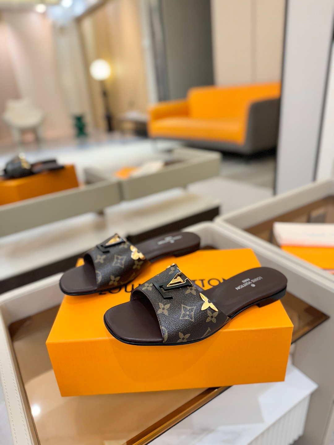 L✔️家 春夏款专柜走秀官网系列、同步更新、完美楦型+大V扣电镀两层设计、再现经典、工艺及其复杂、走路不