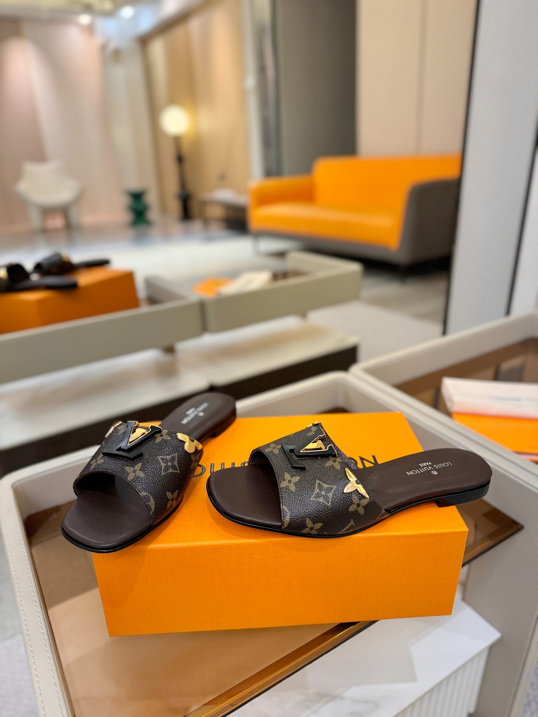 L✔️家 春夏款专柜走秀官网系列、同步更新、完美楦型+大V扣电镀两层设计、再现经典、工艺及其复杂、走路不