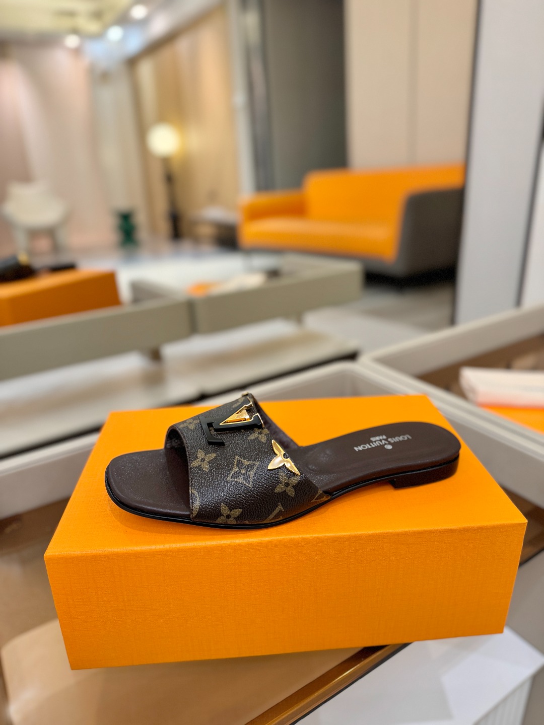 L✔️家 春夏款专柜走秀官网系列、同步更新、完美楦型+大V扣电镀两层设计、再现经典、工艺及其复杂、走路不