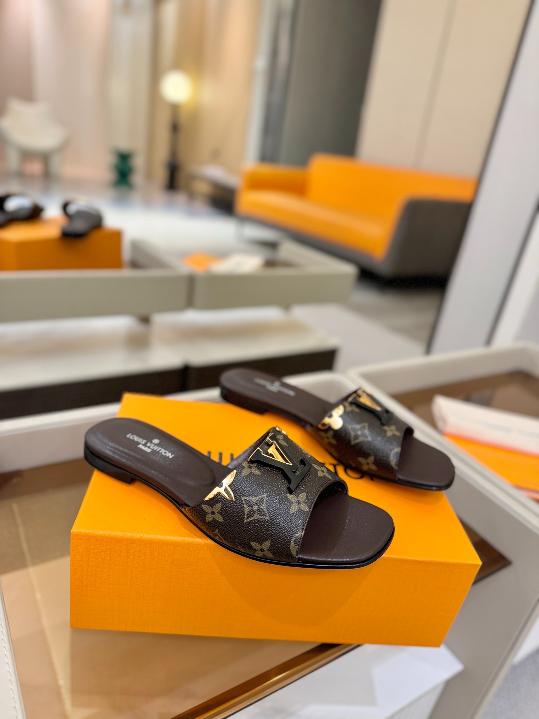 L✔️家 春夏款专柜走秀官网系列、同步更新、完美楦型+大V扣电镀两层设计、再现经典、工艺及其复杂、走路不