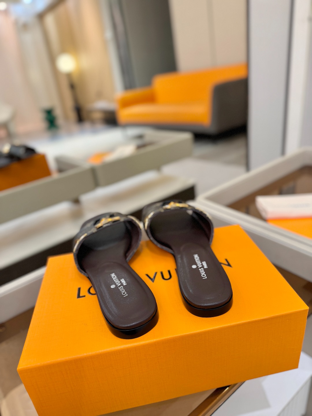 L✔️家 春夏款专柜走秀官网系列、同步更新、完美楦型+大V扣电镀两层设计、再现经典、工艺及其复杂、走路不