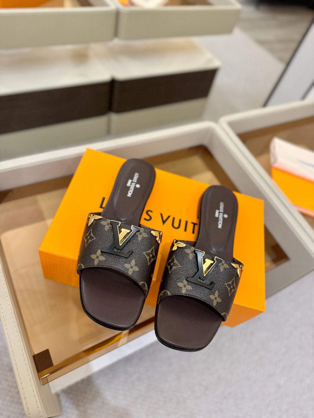 L✔️家 春夏款专柜走秀官网系列、同步更新、完美楦型+大V扣电镀两层设计、再现经典、工艺及其复杂、走路不