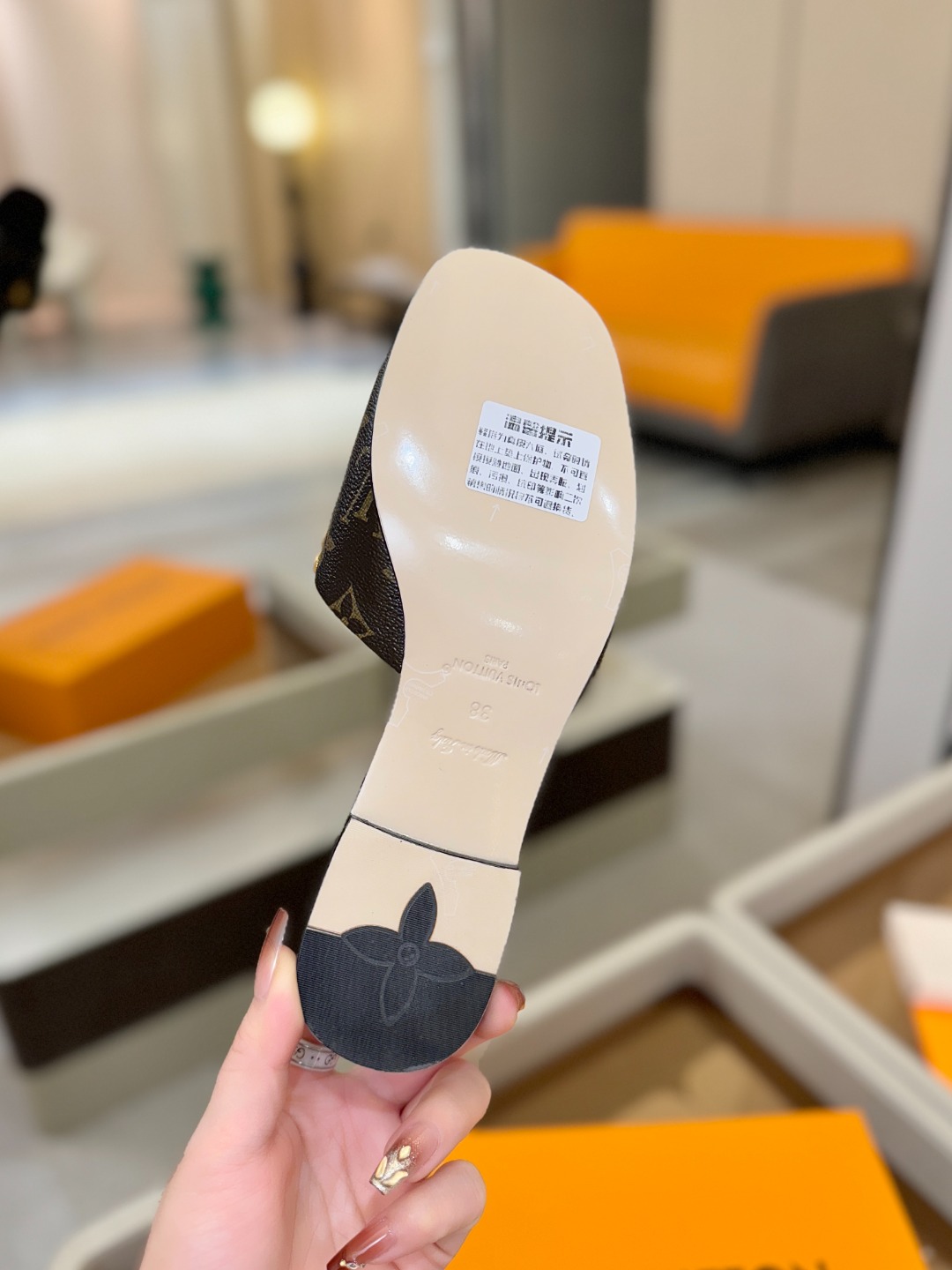 L✔️家 春夏款专柜走秀官网系列、同步更新、完美楦型+大V扣电镀两层设计、再现经典、工艺及其复杂、走路不