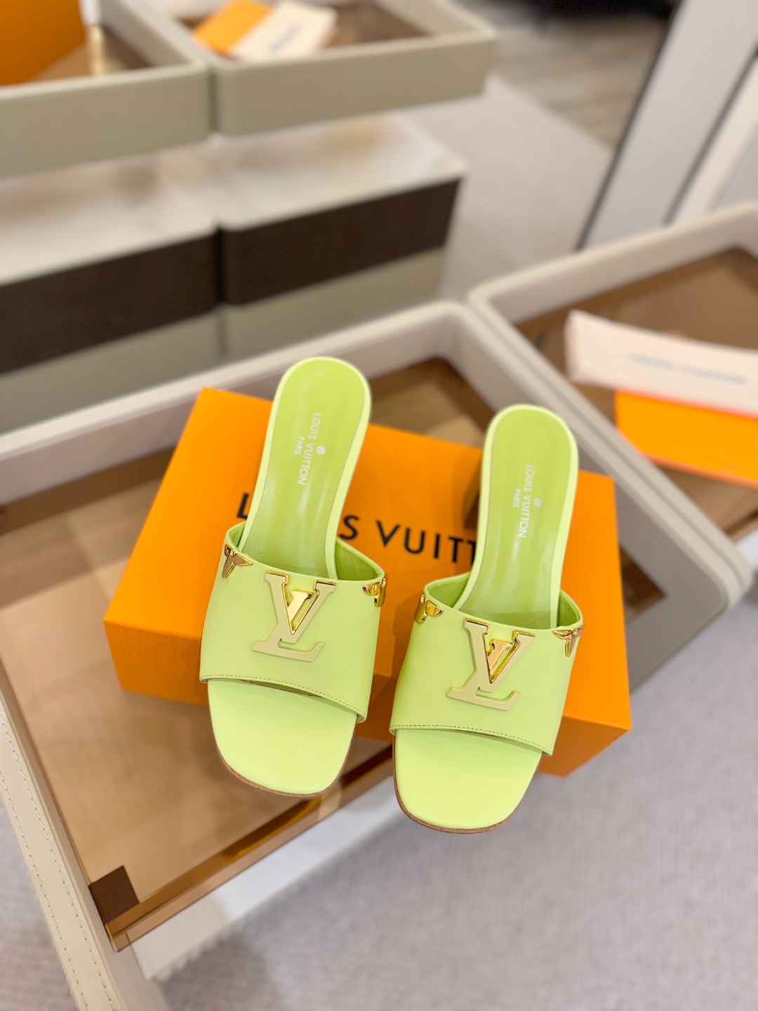 L✔️家 春夏款专柜走秀官网系列、同步更新、完美楦型+大V扣电镀两层设计、再现经典、工艺及其复杂、走路不