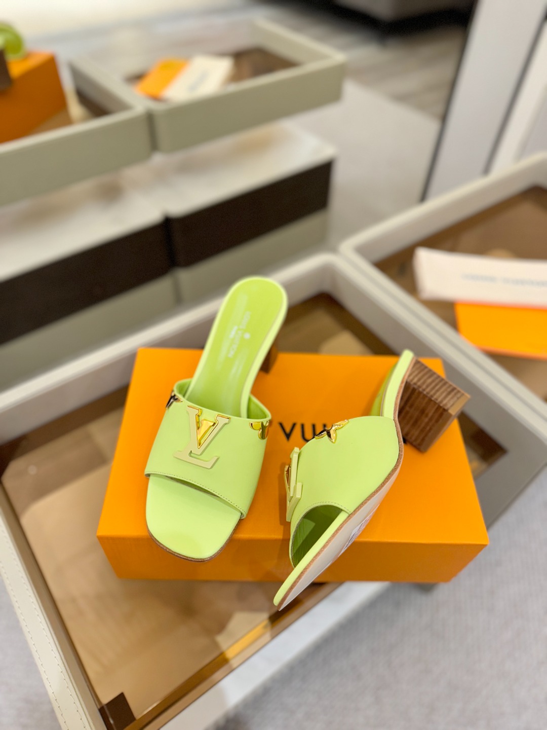 L✔️家 春夏款专柜走秀官网系列、同步更新、完美楦型+大V扣电镀两层设计、再现经典、工艺及其复杂、走路不