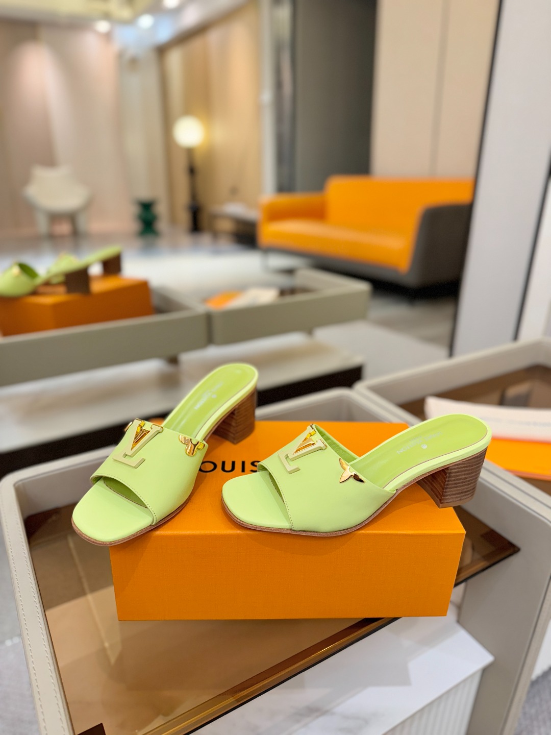 L✔️家 春夏款专柜走秀官网系列、同步更新、完美楦型+大V扣电镀两层设计、再现经典、工艺及其复杂、走路不