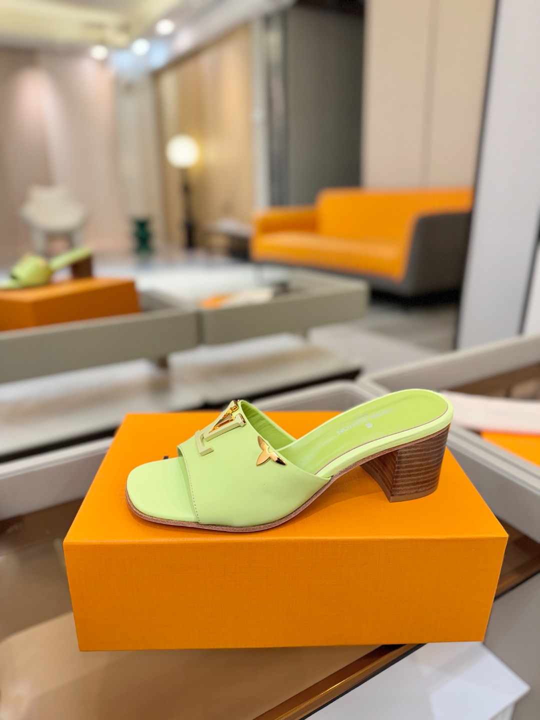 L✔️家 春夏款专柜走秀官网系列、同步更新、完美楦型+大V扣电镀两层设计、再现经典、工艺及其复杂、走路不