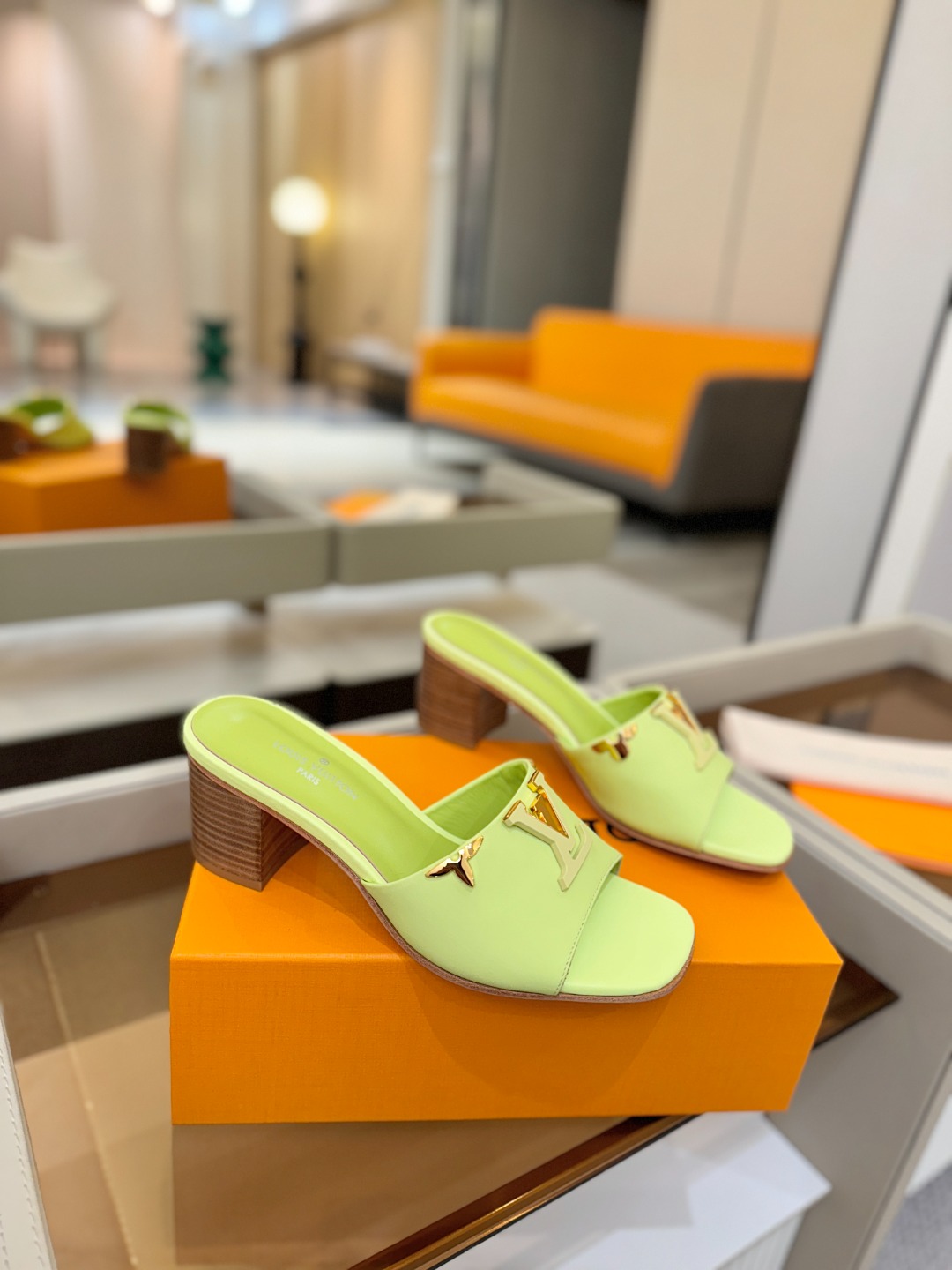 L✔️家 春夏款专柜走秀官网系列、同步更新、完美楦型+大V扣电镀两层设计、再现经典、工艺及其复杂、走路不