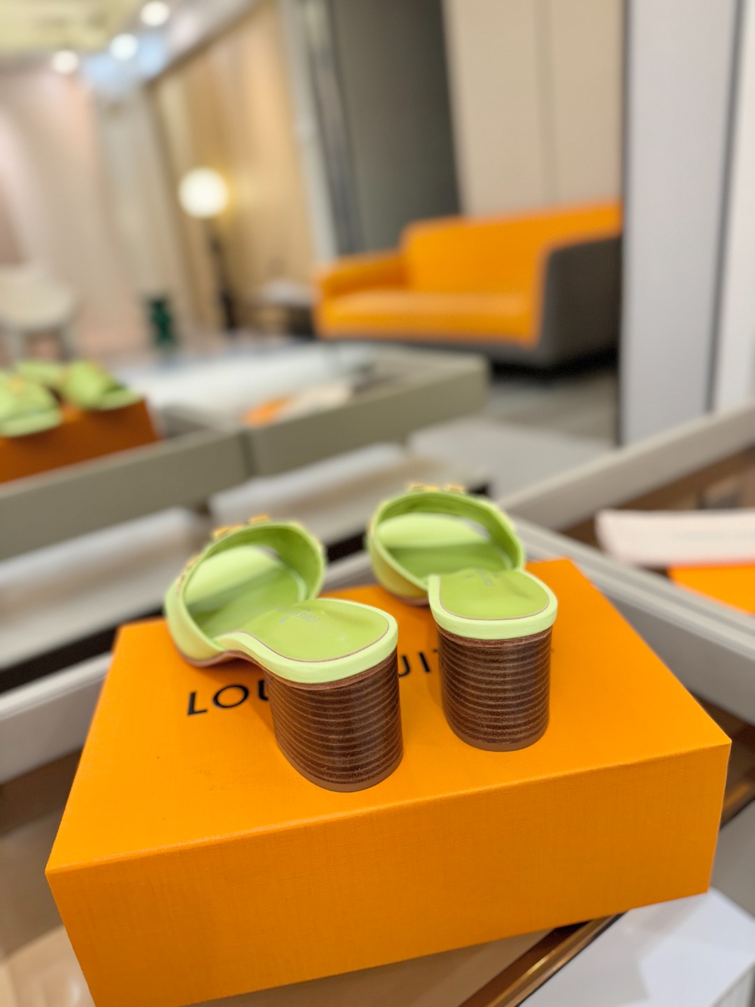 L✔️家 春夏款专柜走秀官网系列、同步更新、完美楦型+大V扣电镀两层设计、再现经典、工艺及其复杂、走路不