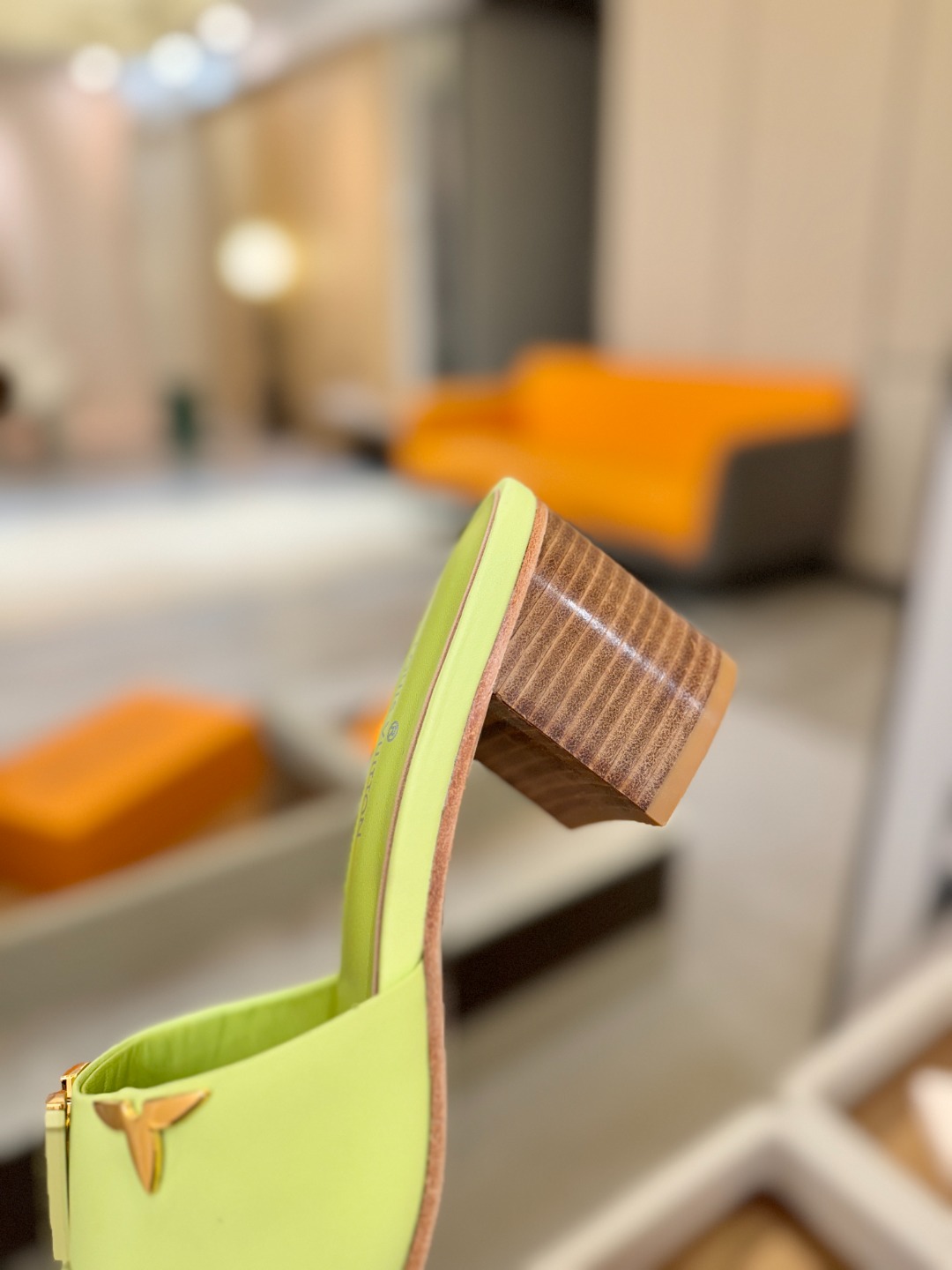 L✔️家 春夏款专柜走秀官网系列、同步更新、完美楦型+大V扣电镀两层设计、再现经典、工艺及其复杂、走路不