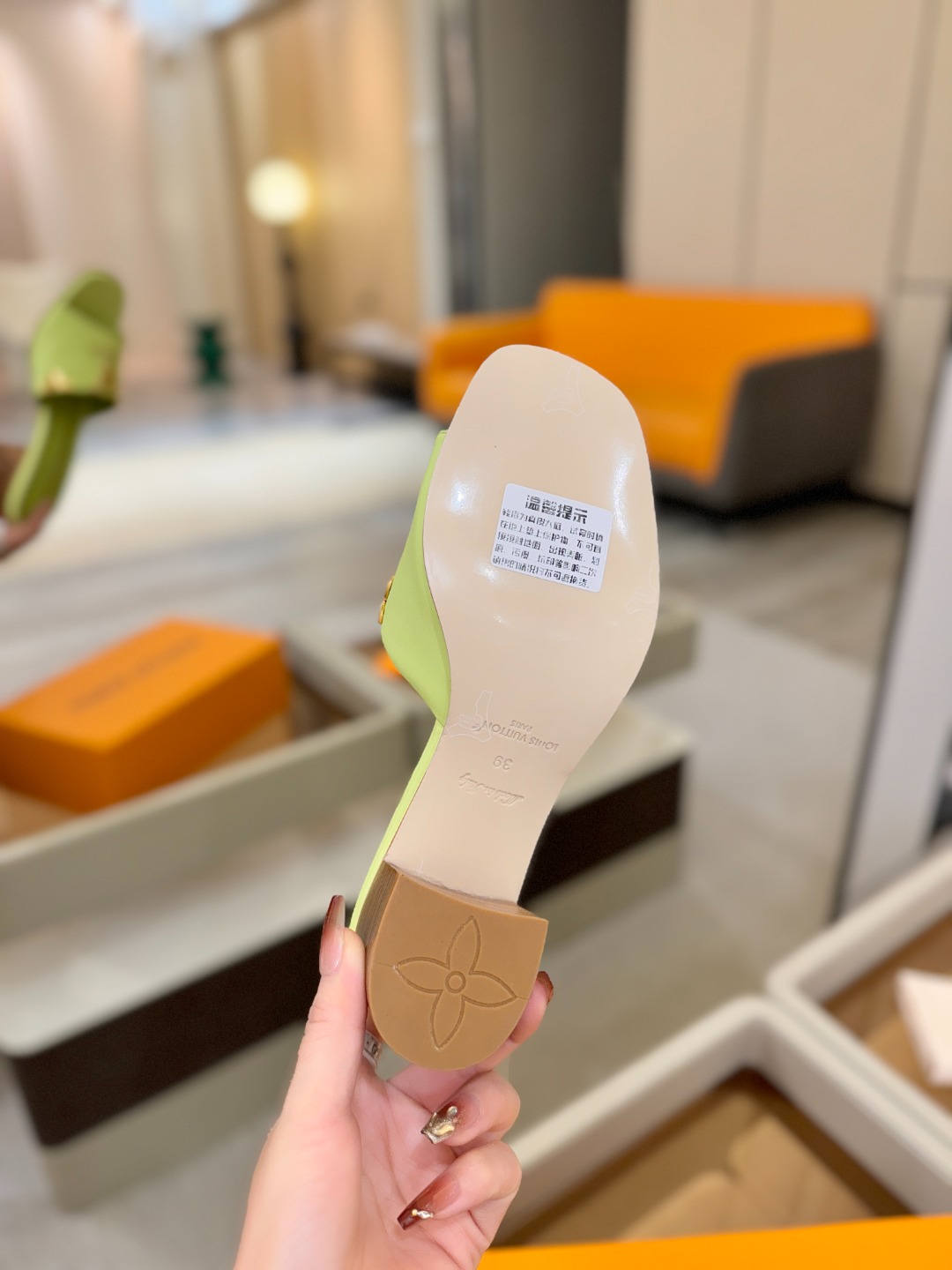 L✔️家 春夏款专柜走秀官网系列、同步更新、完美楦型+大V扣电镀两层设计、再现经典、工艺及其复杂、走路不