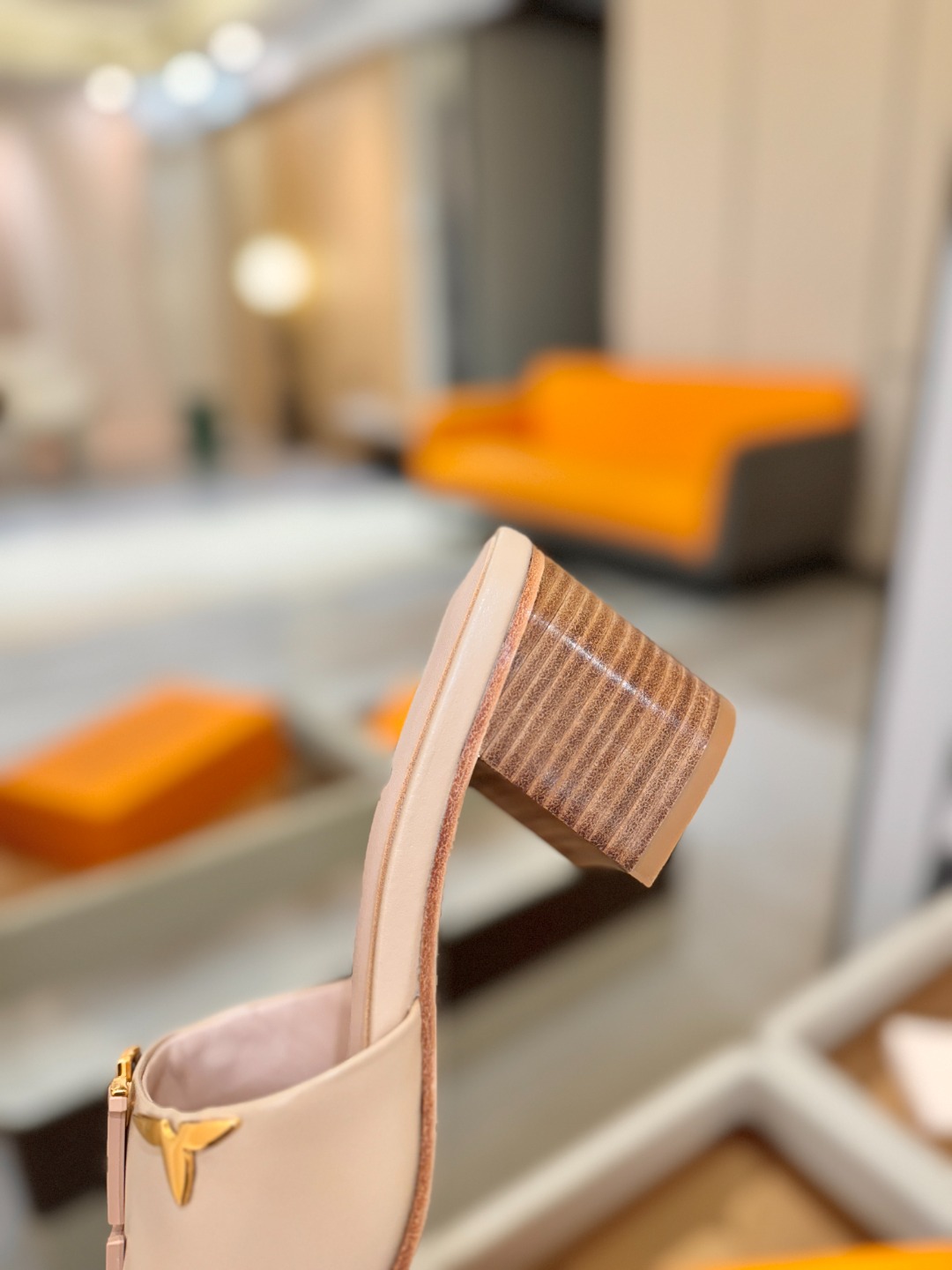 L✔️家 春夏款专柜走秀官网系列、同步更新、完美楦型+大V扣电镀两层设计、再现经典、工艺及其复杂、走路不