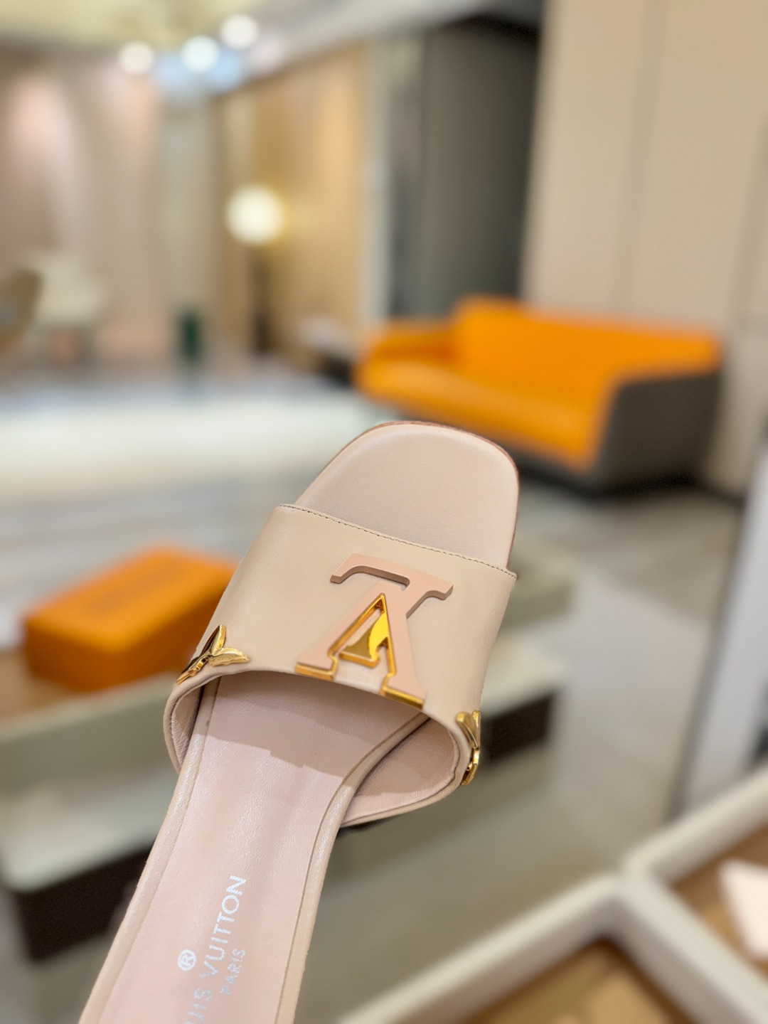 L✔️家 春夏款专柜走秀官网系列、同步更新、完美楦型+大V扣电镀两层设计、再现经典、工艺及其复杂、走路不