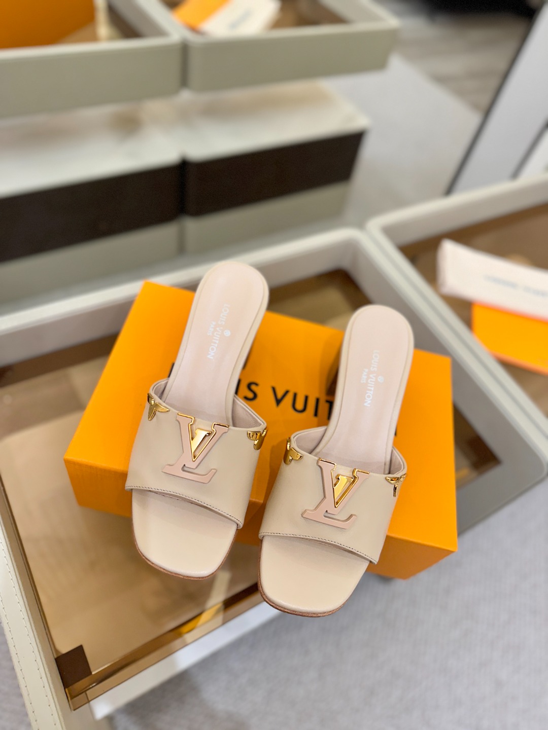 L✔️家 春夏款专柜走秀官网系列、同步更新、完美楦型+大V扣电镀两层设计、再现经典、工艺及其复杂、走路不