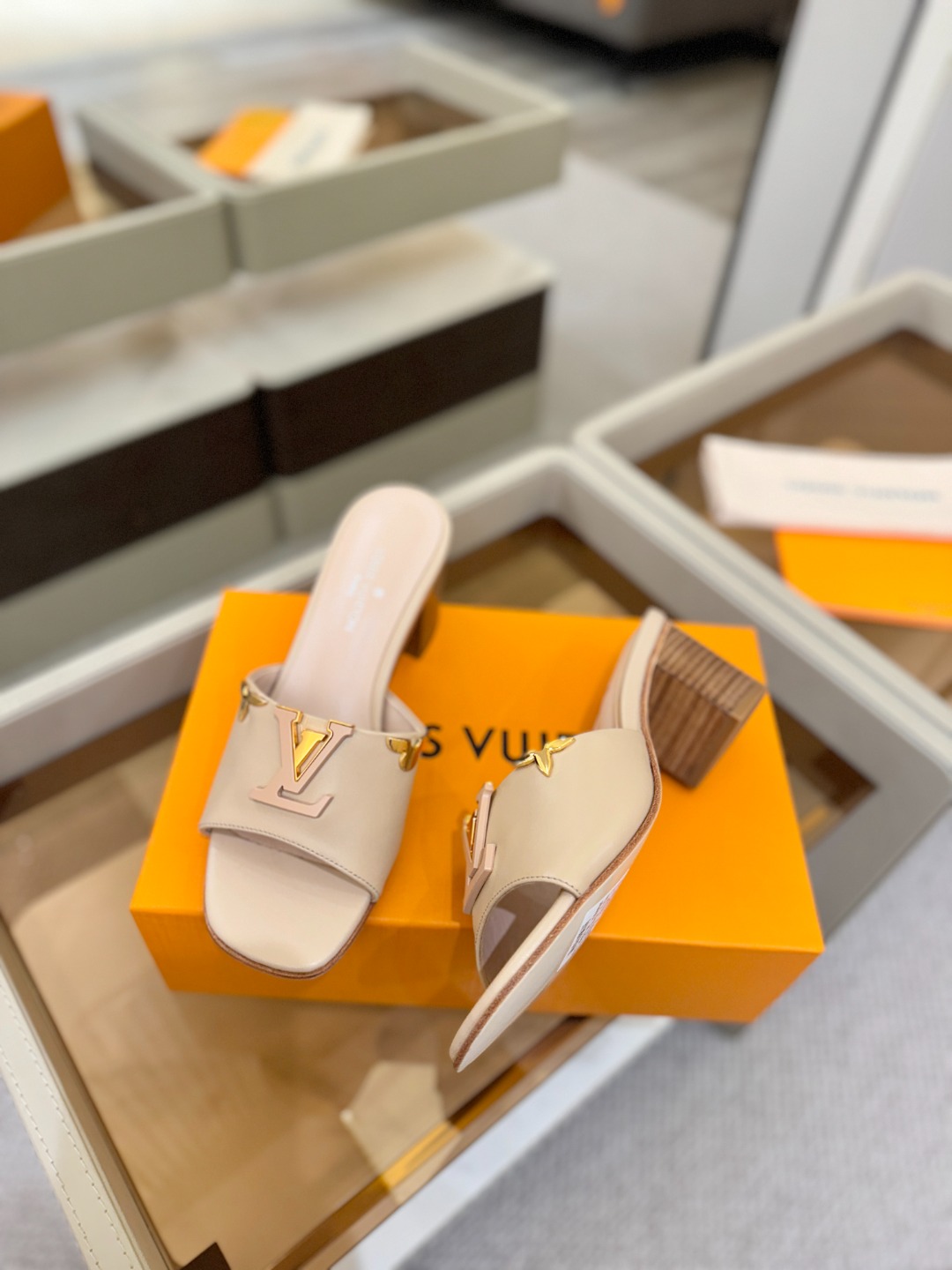 L✔️家 春夏款专柜走秀官网系列、同步更新、完美楦型+大V扣电镀两层设计、再现经典、工艺及其复杂、走路不