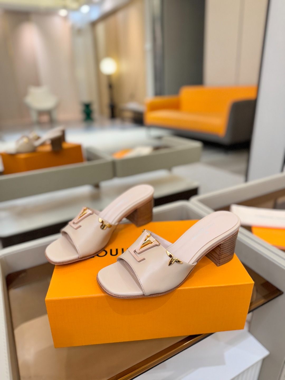 L✔️家 春夏款专柜走秀官网系列、同步更新、完美楦型+大V扣电镀两层设计、再现经典、工艺及其复杂、走路不