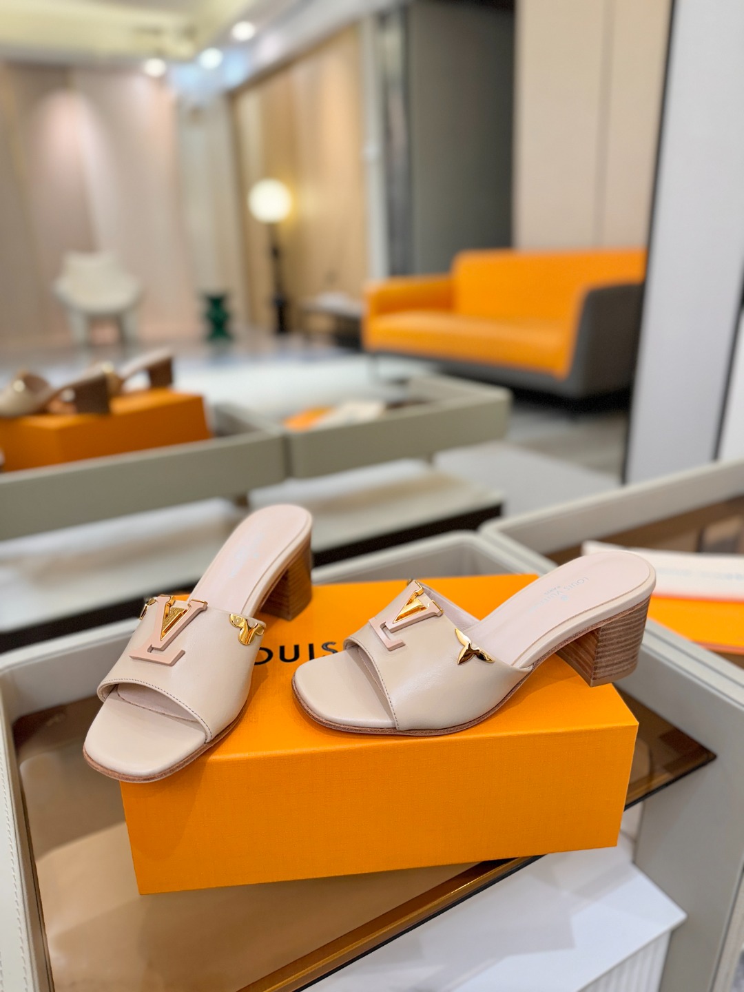 L✔️家 春夏款专柜走秀官网系列、同步更新、完美楦型+大V扣电镀两层设计、再现经典、工艺及其复杂、走路不